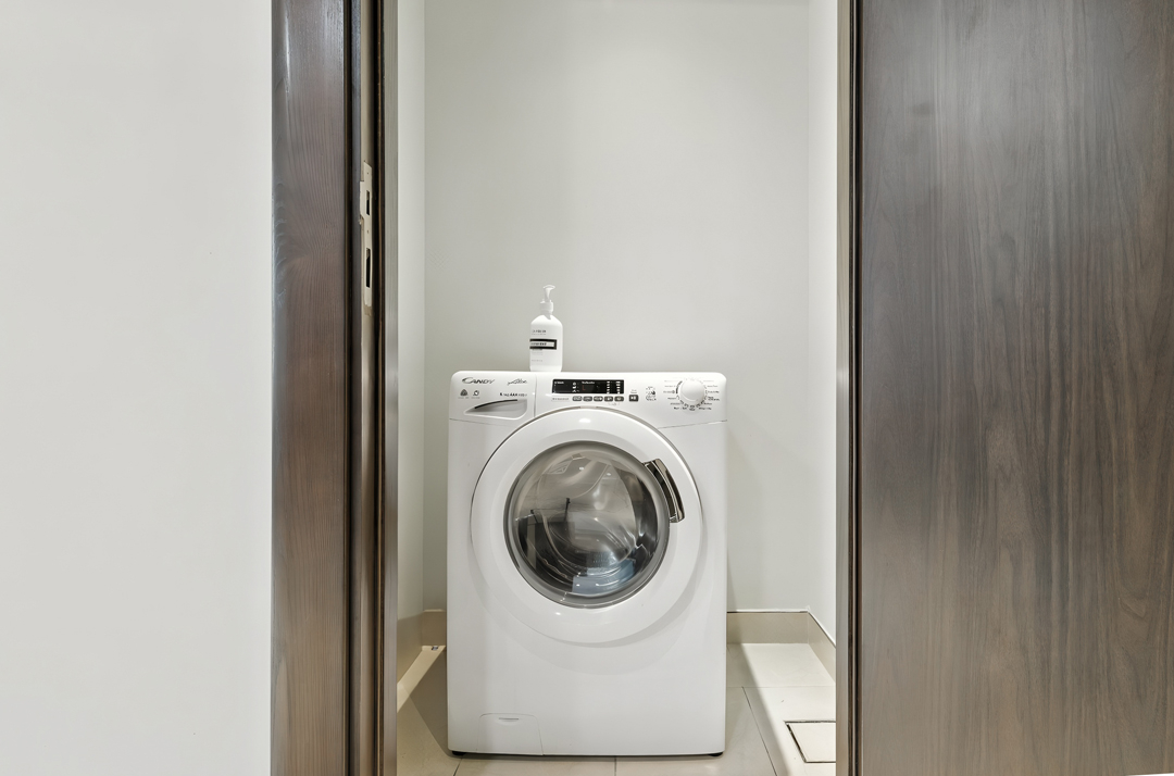 Premium One Bedroom Apt. w/ Kitchen & Balcony