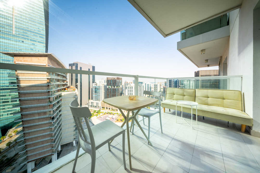 Modern Studio with Balcony & Kitchen